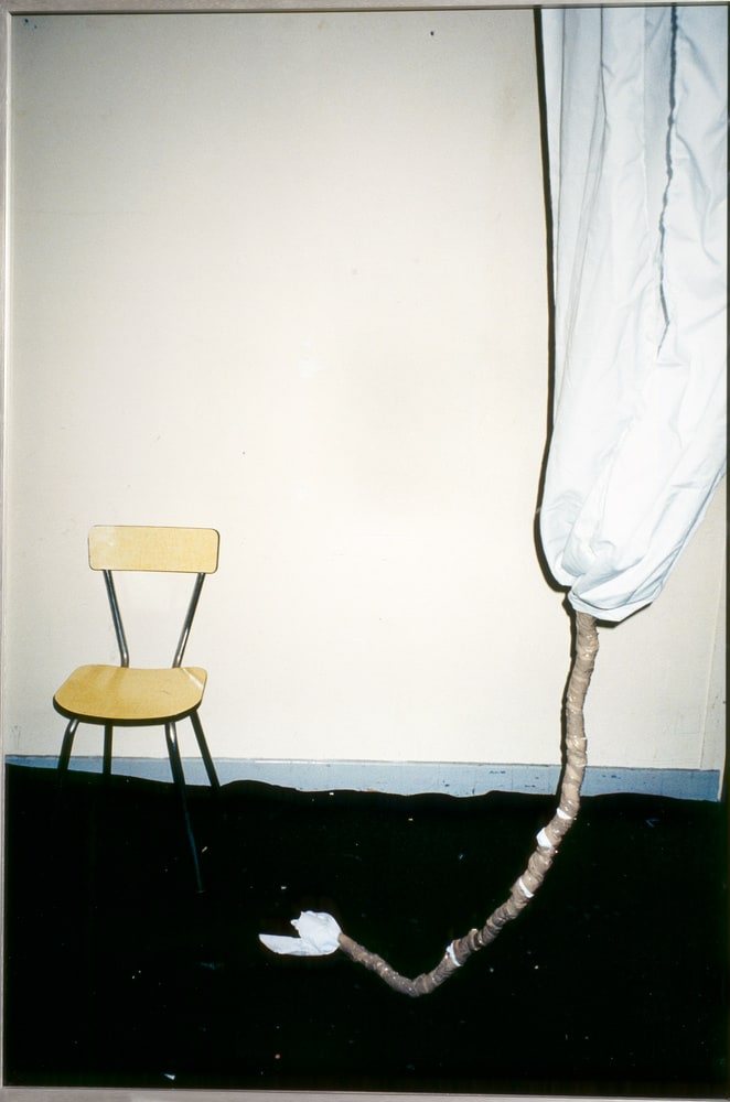 Chaise et sculpture