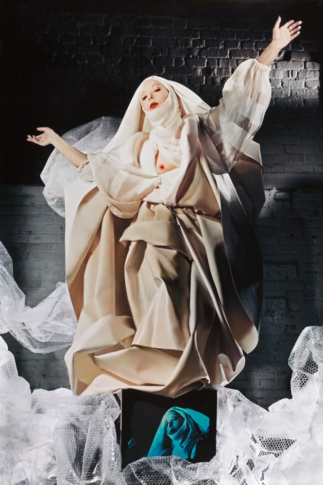 Vierge blanche au nuage de plastique bulle