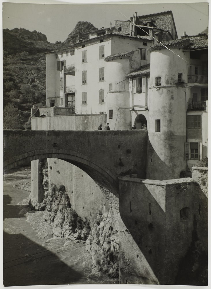 Pont-levis et remparts sur le Var