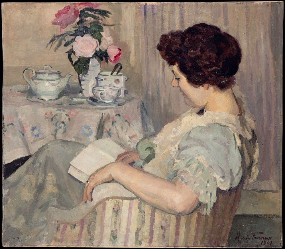 Alice lisant à côté d'une tasse de thé