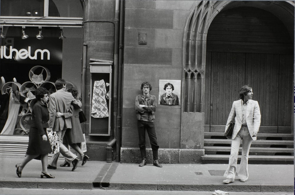 Exposition de Jochen Gerz à côté de sa reproduction photographique