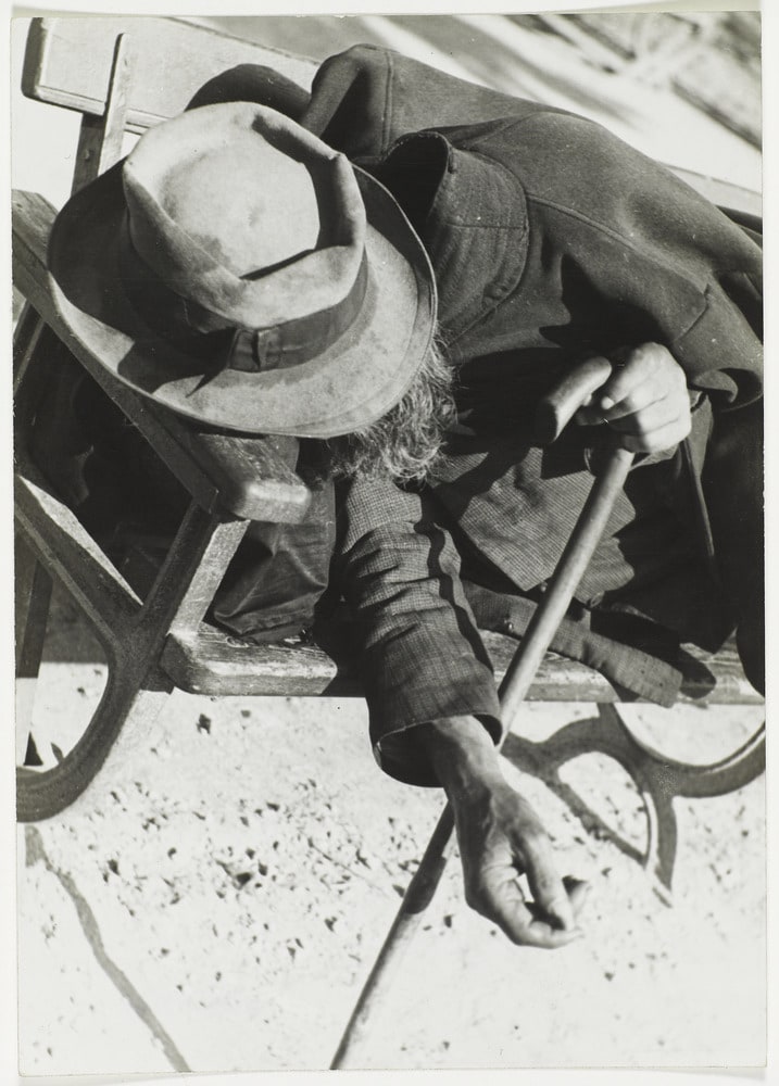 Homme allongé sur un banc