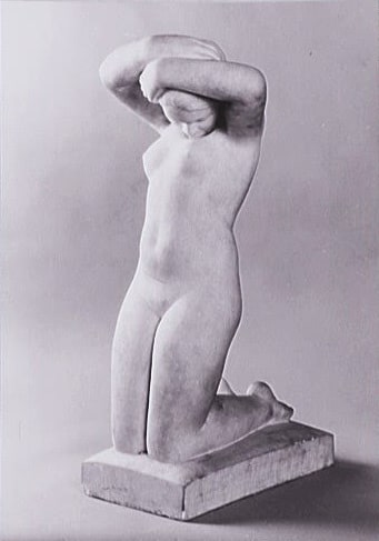 Femme nue à genoux