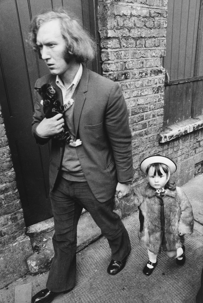 Un homme avec sa fille et un chaton, Whitechapel, Londres