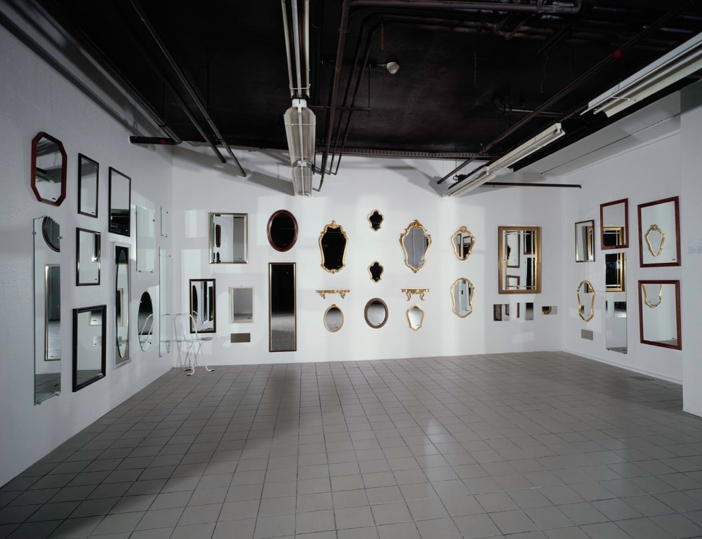 Mirror Stand
(Stand de miroirs)