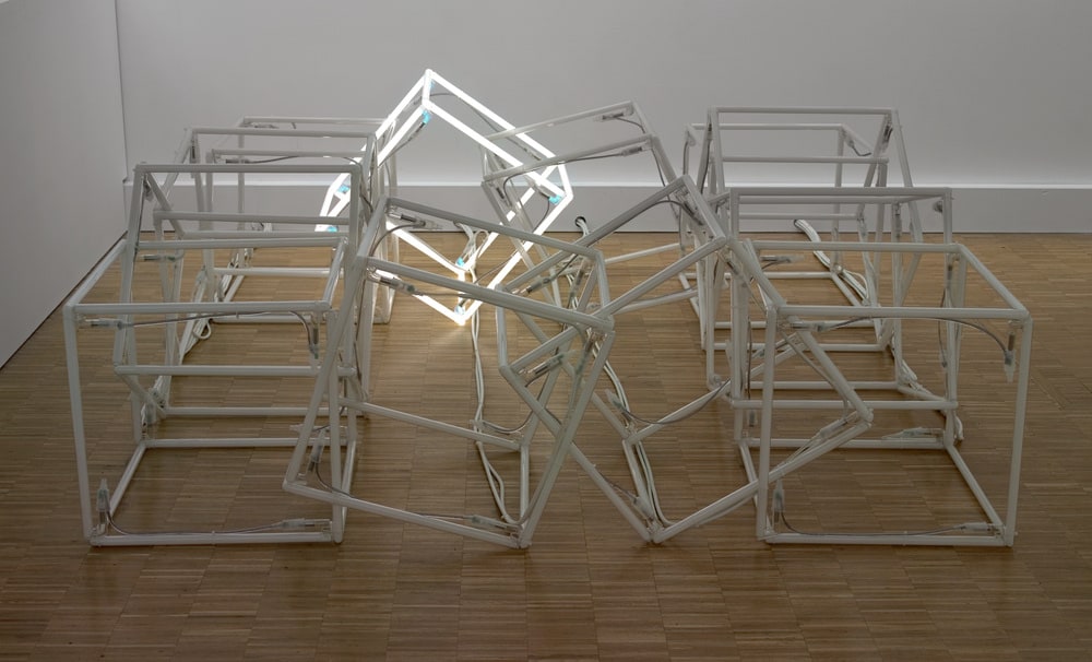 Moving Neon Cube
(Cube de néon en mouvement)