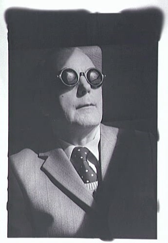 Mann mit Brille
Homme portant lunettes