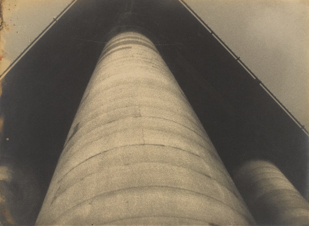 Colonne de la Bourse. Photogramme extrait du film "Autour de  'L’Argent'"