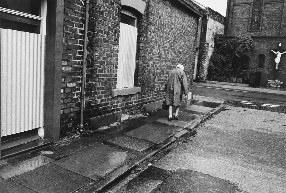Vieille dame dans une rue de Sunderland, Grande-Bretagne