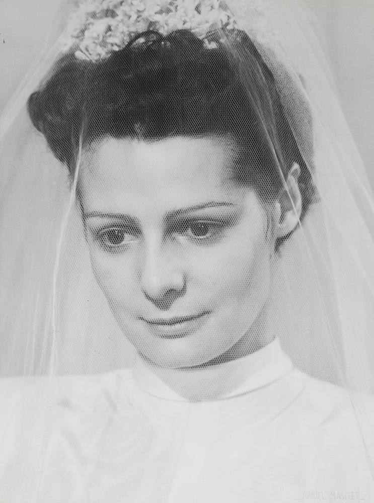 Sous le voile de la mariée