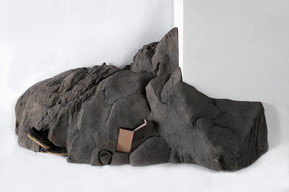 Quarry cast between a given corner and three random items
(Une carrière moulée entre un angle donné et trois objets aléatoires)