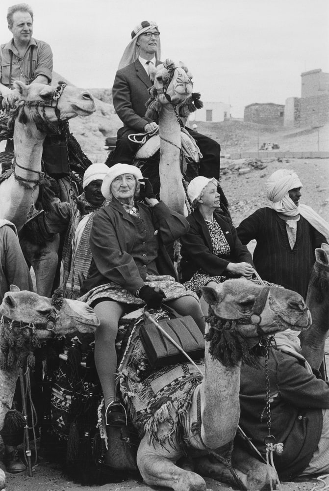 Groupe de touristes norvégiens près des pyramides de Gizeh, Egypte