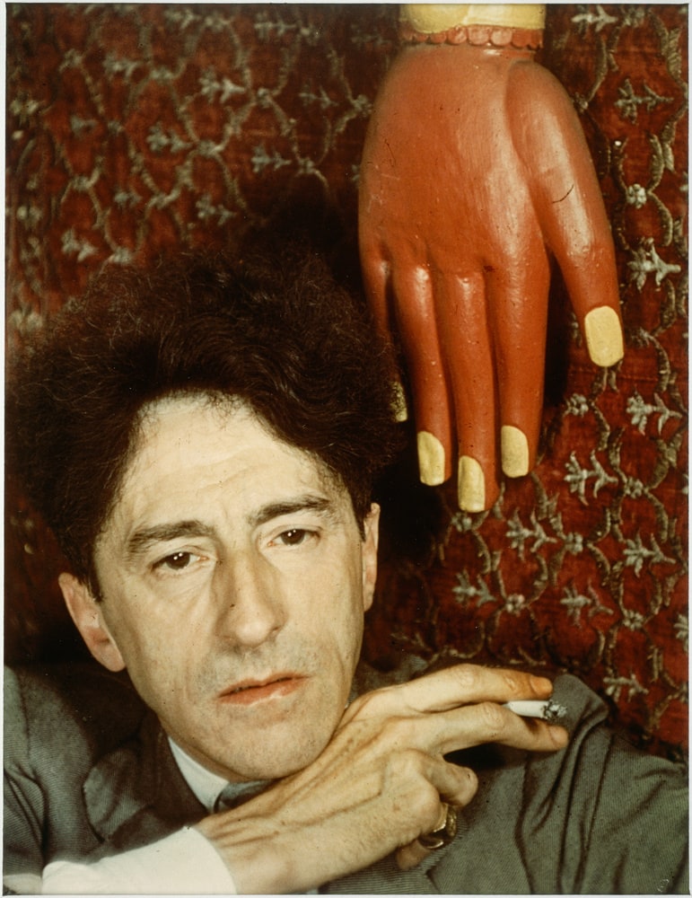 Jean Cocteau sous l'enseigne d'un gantier