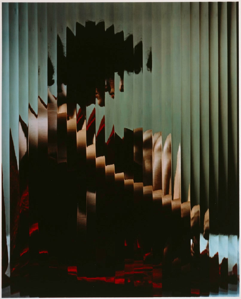 Lisette behind fluted glass
(Lisette derrière une vitre cannelée)