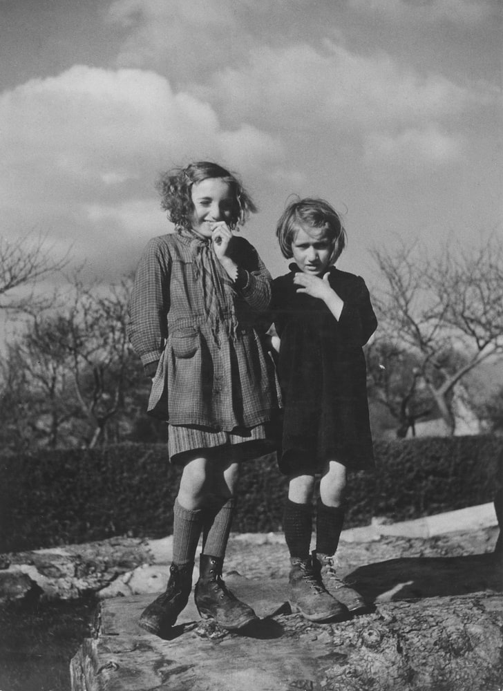 (deux fillettes)