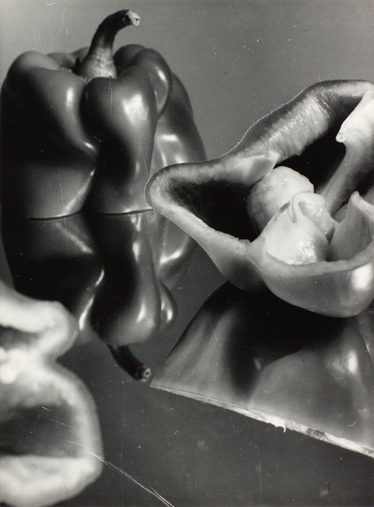 Nature morte (Poivrons coupés sur un miroir)