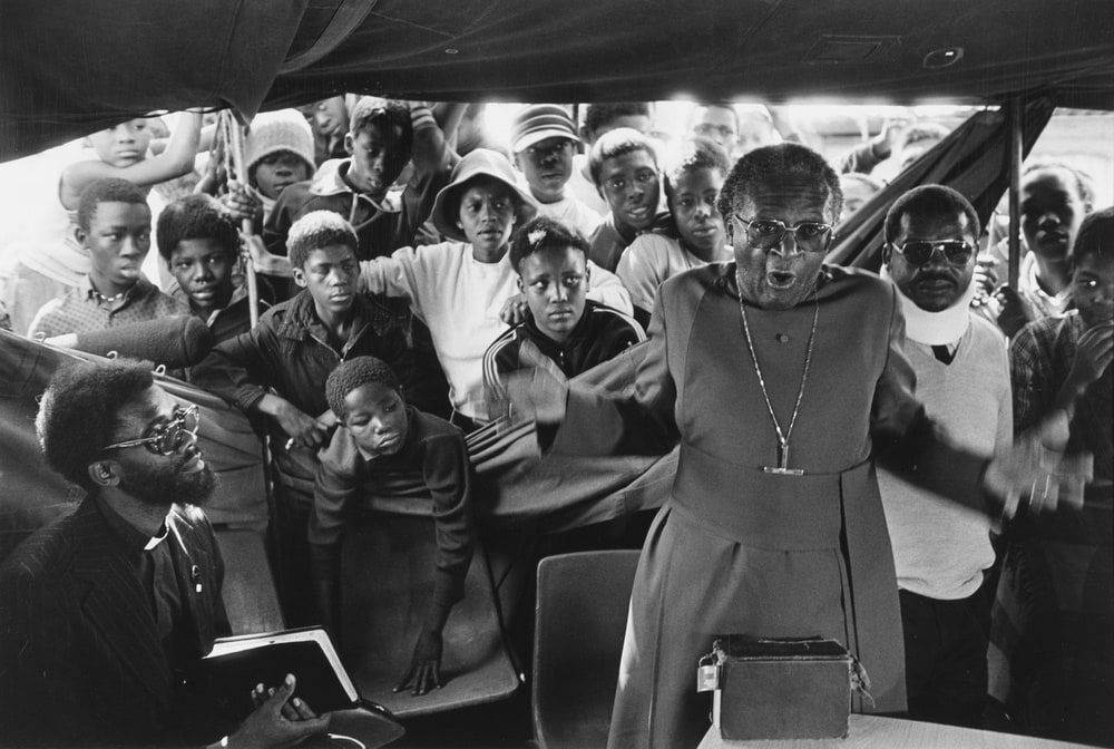 L'archevêque Desmond Tutu lors de l'enterrement d'une fillette tuée par la police, Transvaal, Afrique du Sud