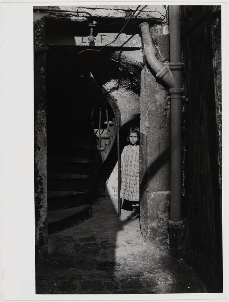 La petite fille de l'escalier f