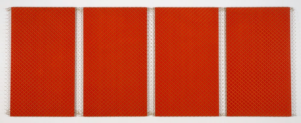 Quatre toiles de bâche orange et grillage jaune