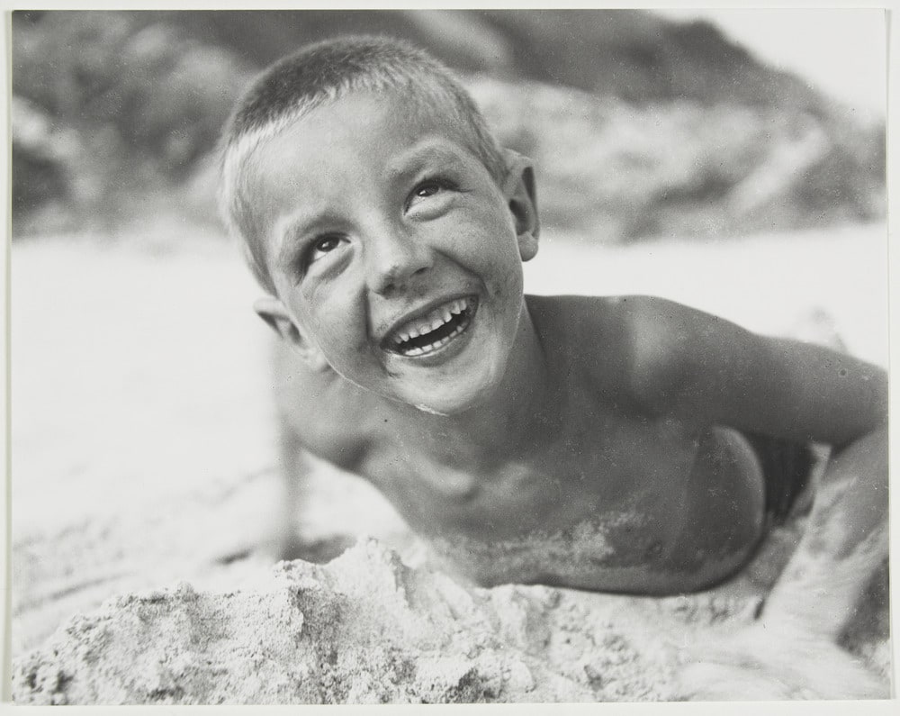 Petit garçon sur la plage