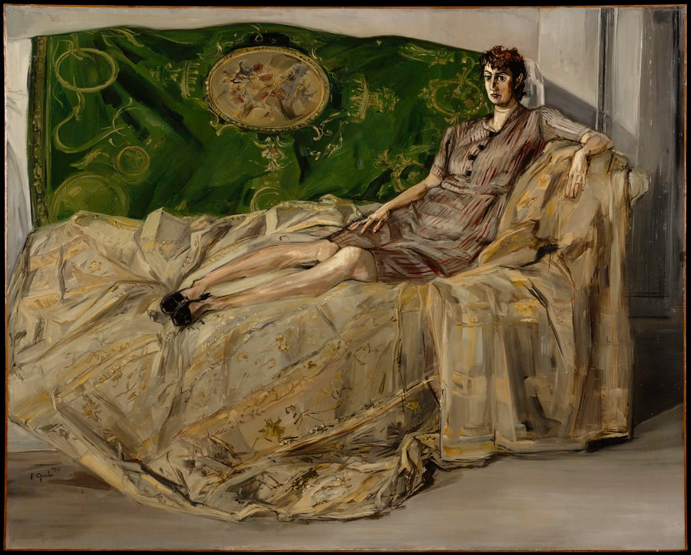 Femme sur un canapé