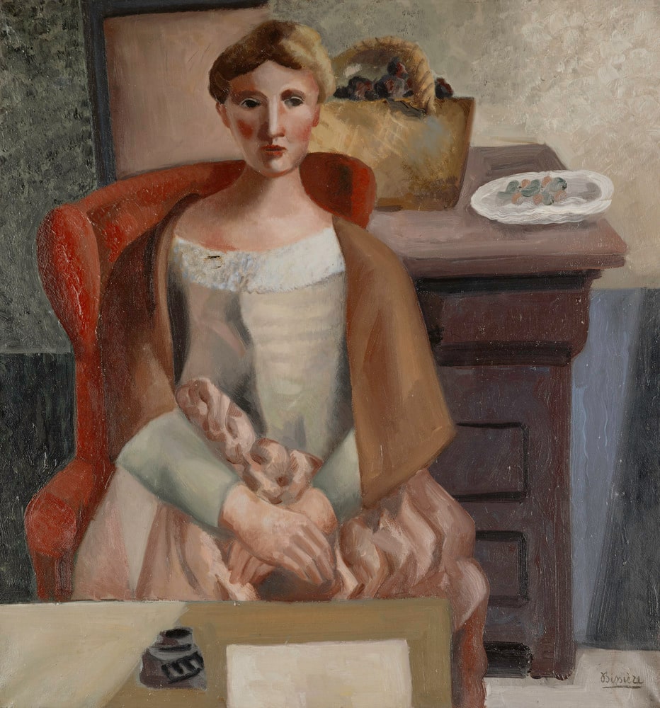 Femme assise en gris