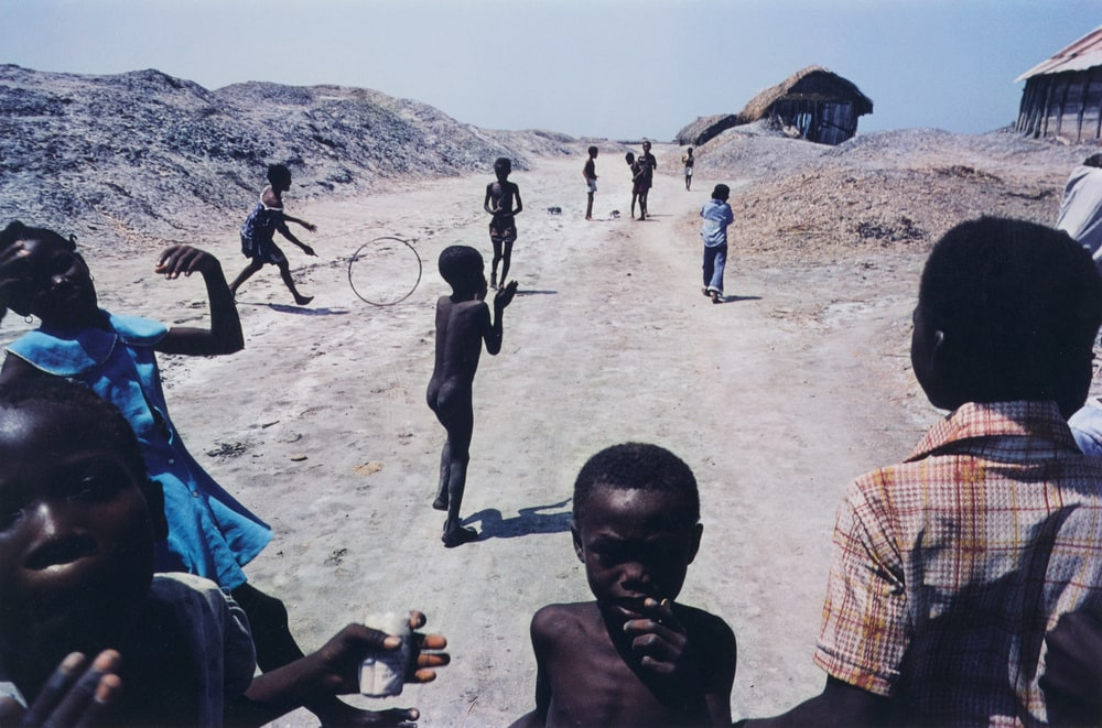 Enfants jouant sur les étendues de sel, Les Gonaïves, Haïti