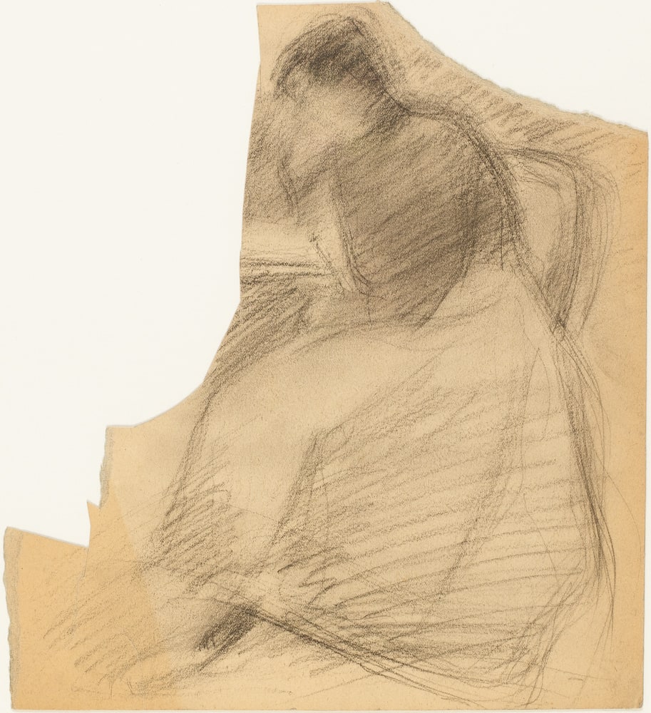 Femme assise à une table