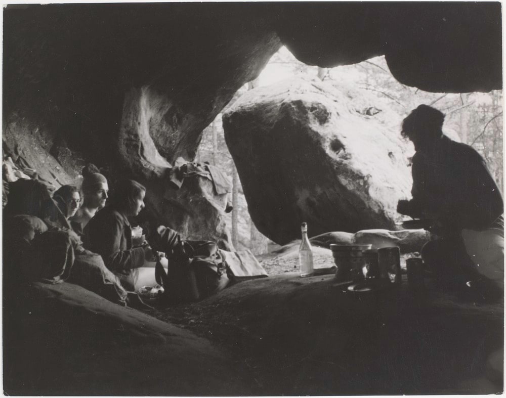 Des randonneurs dans une grotte