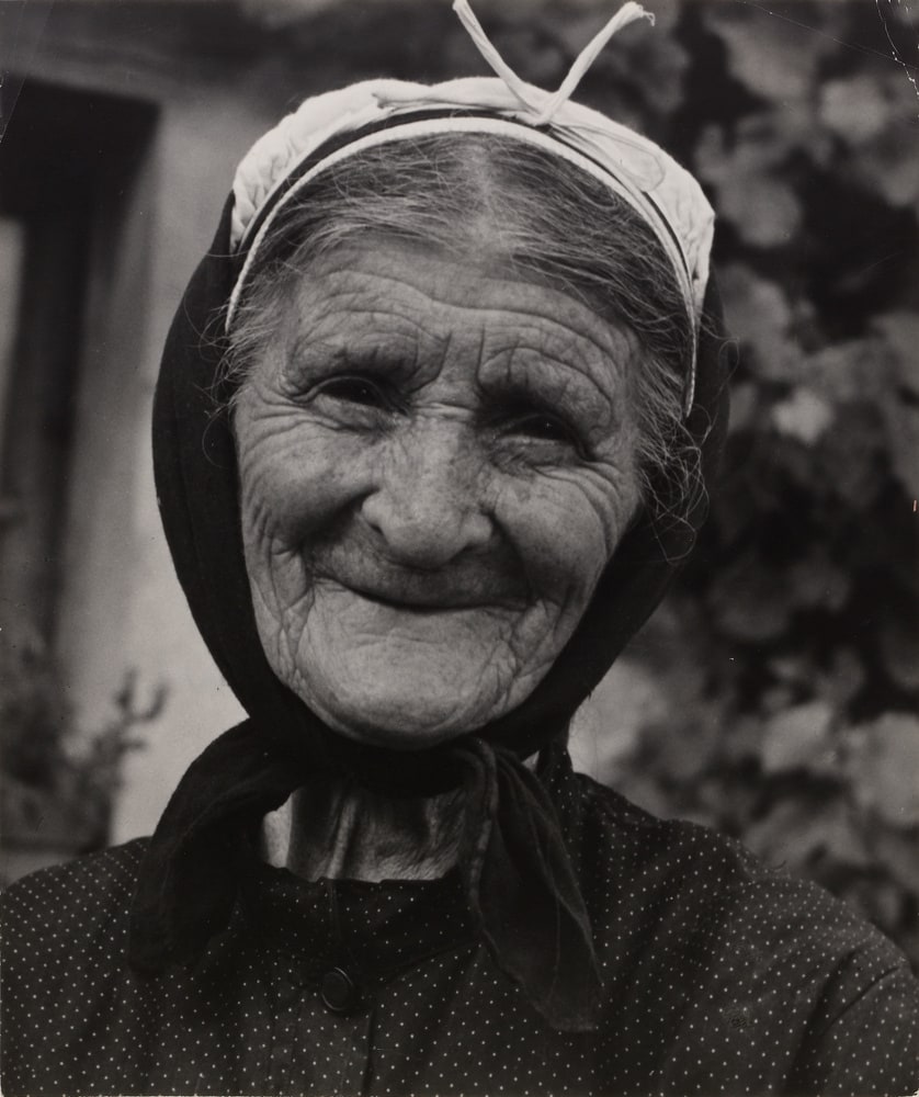Vieille femme à Arçon, Allier