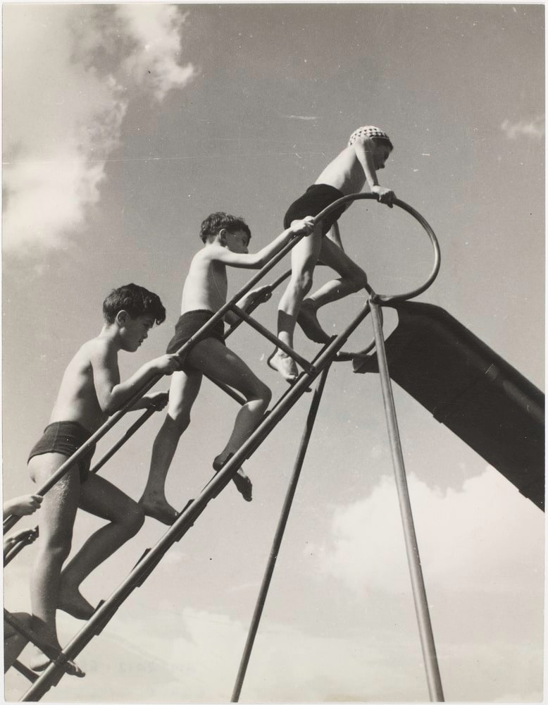 Enfants en maillot de bain sur l'échelle d'un toboggan