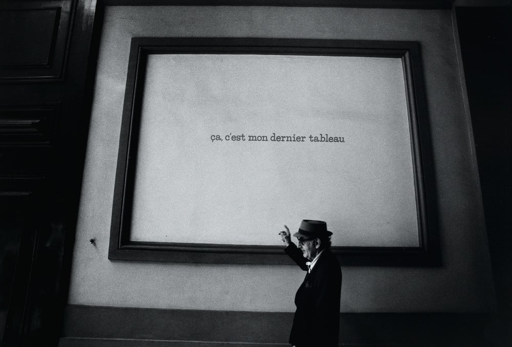 La didascalia, a Man Ray
(La légende. A Man Ray)