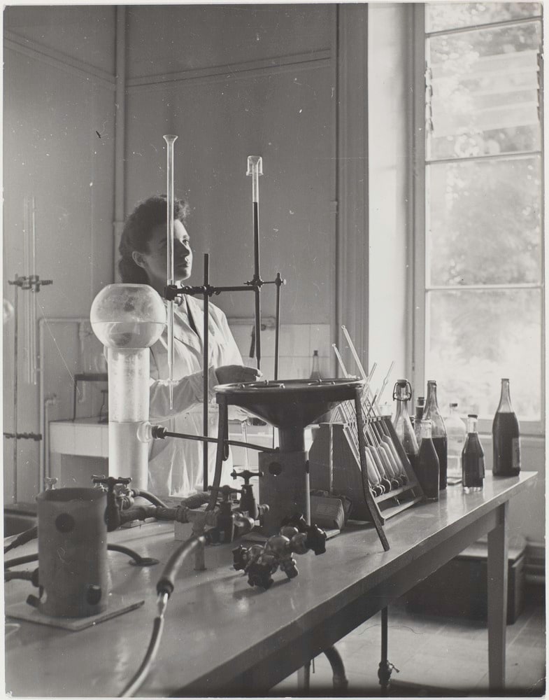 Une femme au travail dans un laboratoire