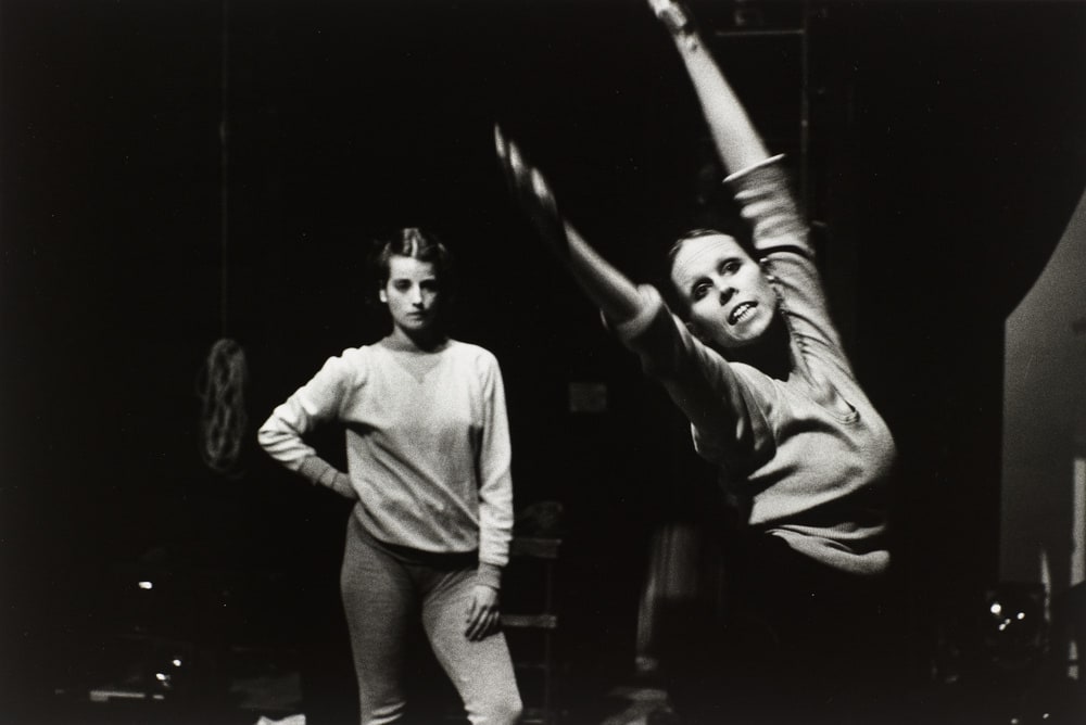Danseuse regardant Carolyn Carlson