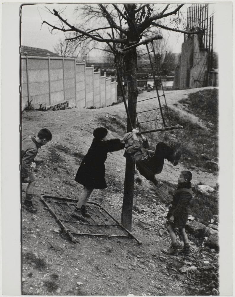 Enfants dans un terrain vague, Porte de Saint-Cloud, Paris, France