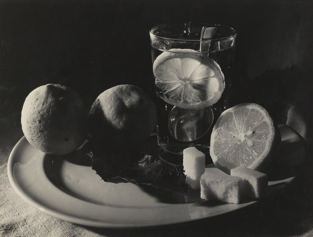 Assiette au verre et aux citrons