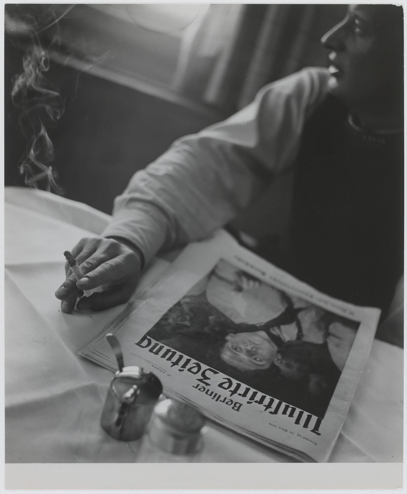 Un homme lisant le "Berliner Illustriete Zeitung"