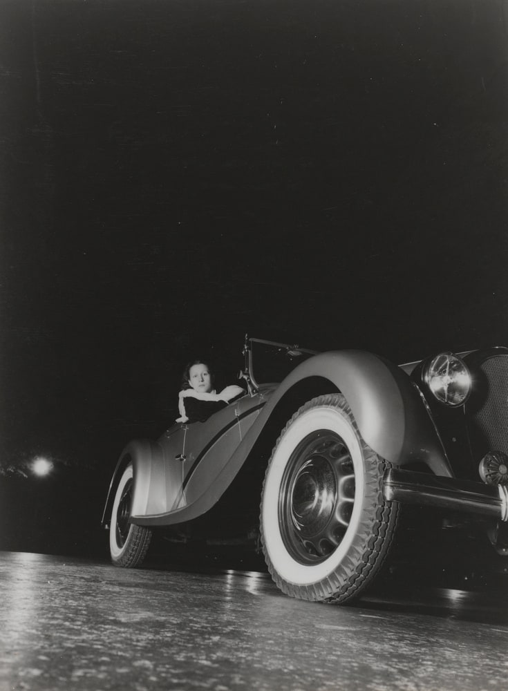 Femme dans une voiture (salon de l'automobile)