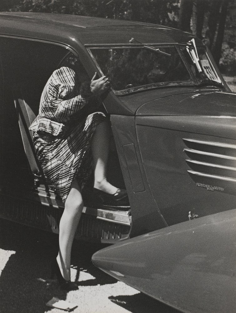 Lily Steiner entrant dans une voiture