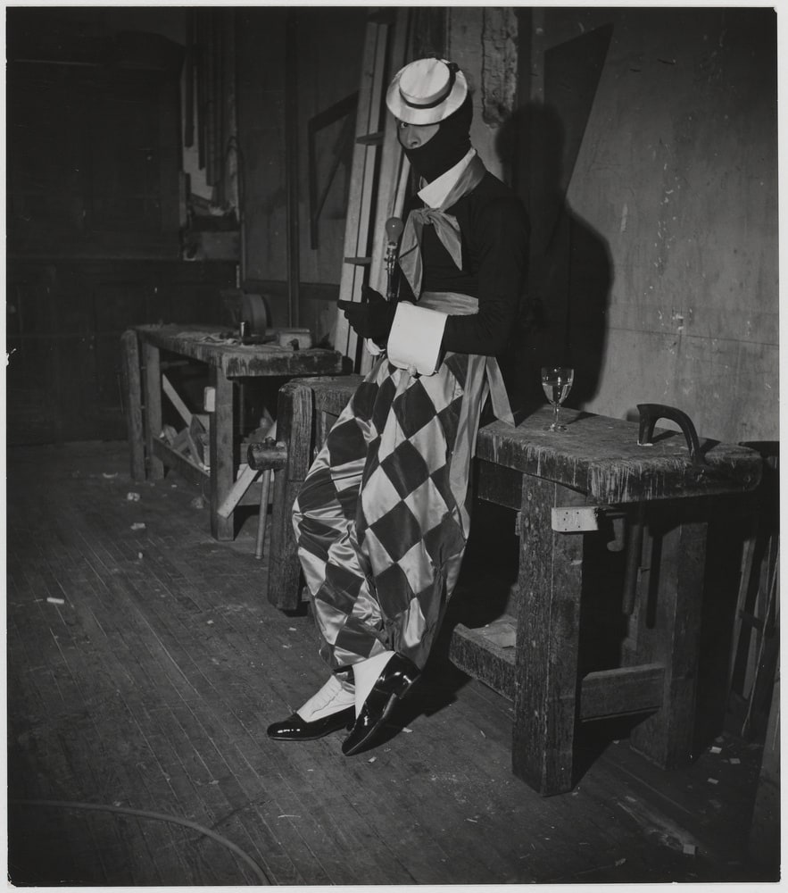 "Backstage - waiting to go on, Le Tabarin", reportage pour Match, "The pulse of Fashion", Harper's Bazaar, avril 1935, p, 61