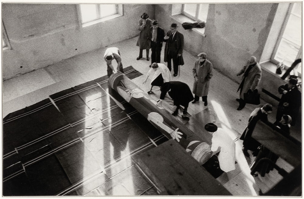 Huile sur toile "Guernica" lors du montage de l'exposition "Guernica" au Nationalmuseum, Stockholm, en octobre 1956