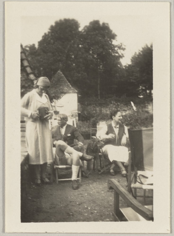 Olga Picasso manipulant un appareil photo à côté de son mari et de Florence Maratier dans le jardin de Gertrude Stein et d'Alice Toklas, Bilignin, en été 1931
