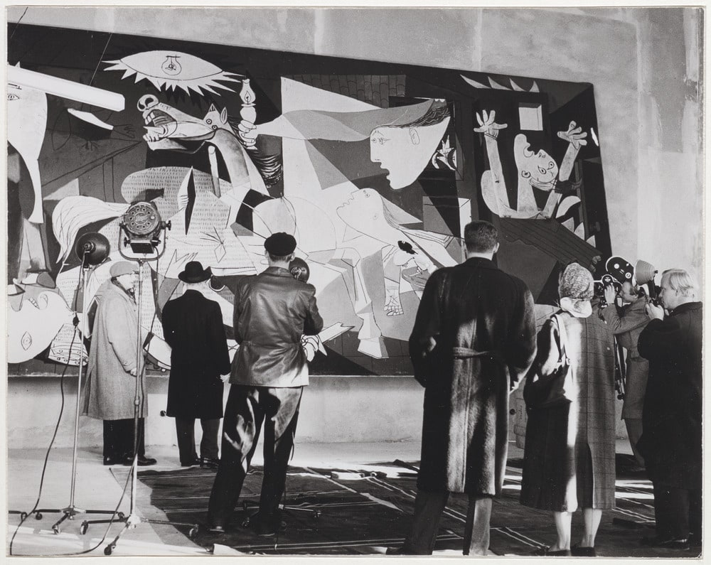 Journalistes et photographes lors de l'exposition "Guernica" au Nationalmuseum, Stockholm, en octobre 1956