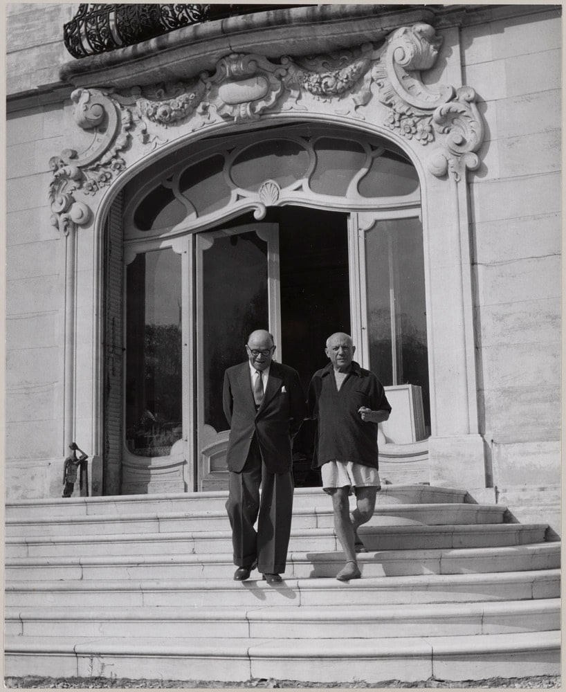 Pablo Picasso et Bernhard Geiser descendant les marches du perron à La Californie, Cannes, en 1956