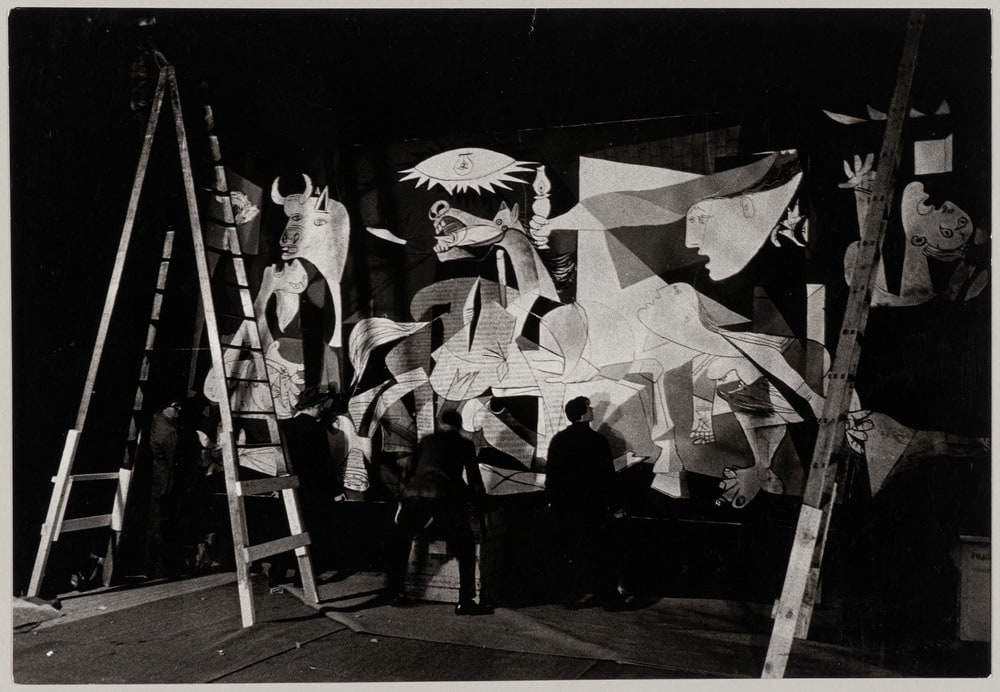 Huile sur toile "Guernica" lors du montage de l'exposition "Guernica" au Nationalmuseum, Stockholm, en octobre 1956