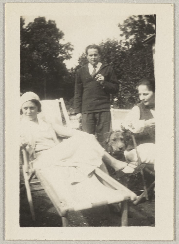 Olga Picasso avec Georges et Florence Maratier et Elfe le chien dans le jardin de Gertrude Stein et d'Alice Toklas, Bilignin, en été 1931