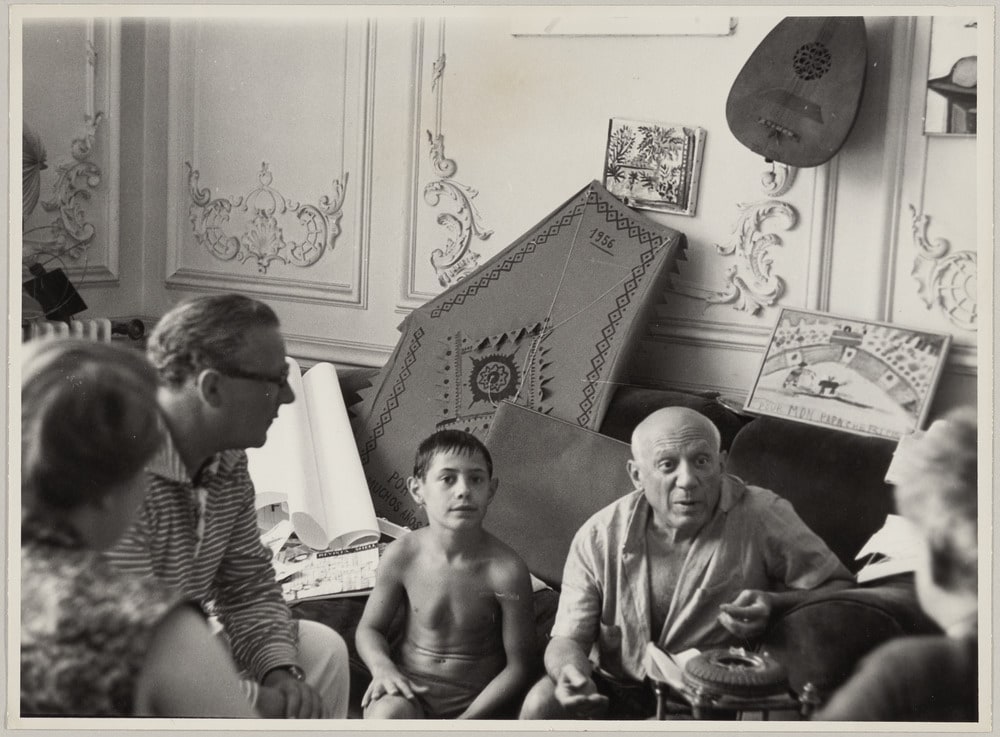 Pablo Picasso et Claude sur le canapé avec Mimise Guttuso et deux autres personnes à La Californie, Cannes, en 1957