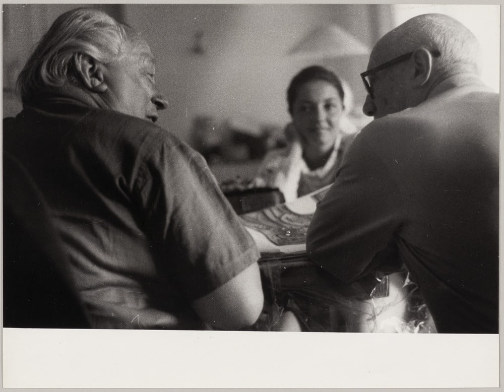 Rafael Alberti discutant avec Pablo Picasso, en face d'Aïtena Alberti, Notre-Dame-de-Vie, Mougins, en 1966