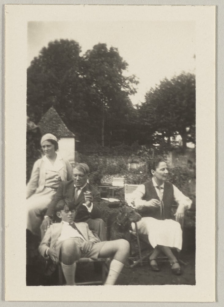Paul, Olga et Pablo Picasso avec Florence Maratier dans le jardin de Gertrude Stein et d'Alice Toklas, Bilignin, en été 1931