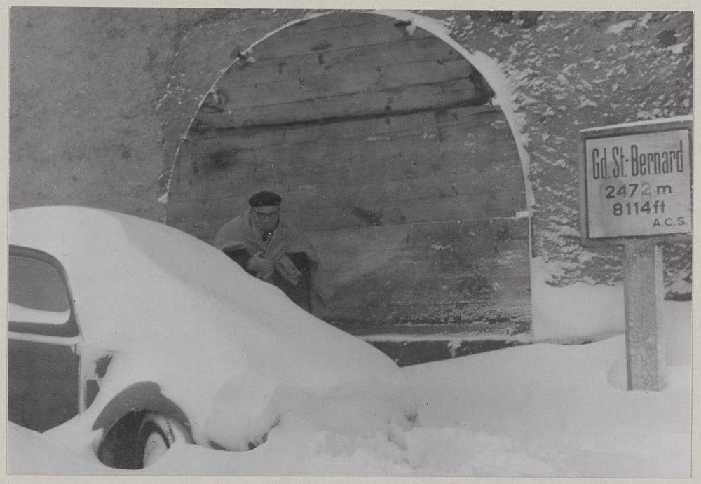 Bernhard Geiser au col du Grand-Saint-Bernard, en Suisse, en 1956